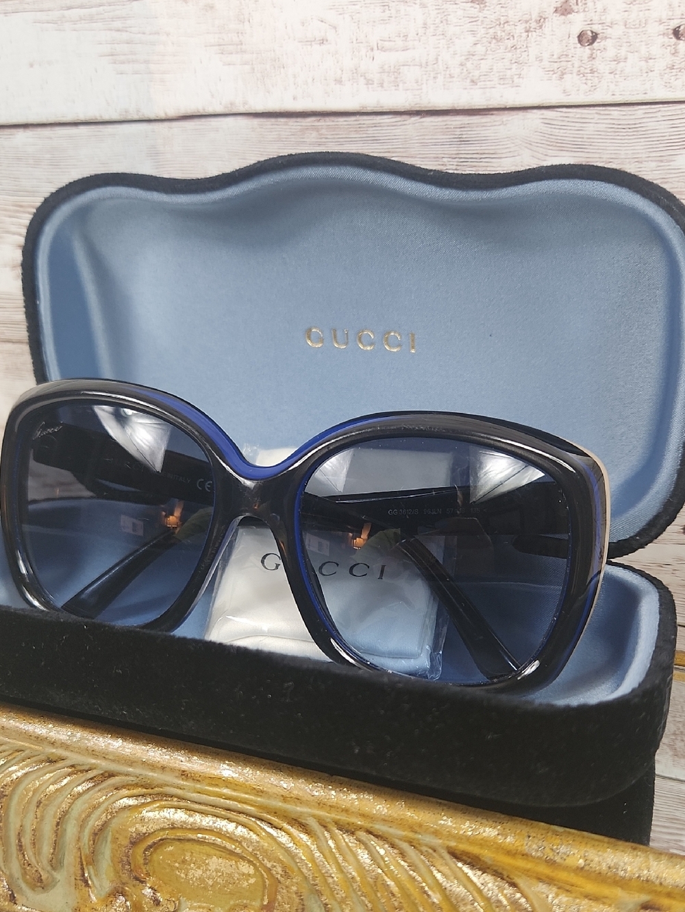 Gucci Navy Blue Women's Sunglasses with Branded Case - Picture 2 of 6